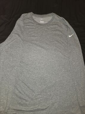 Nike Men’s Long-Sleeve Dri-FIT Heather Gray T-Shirt